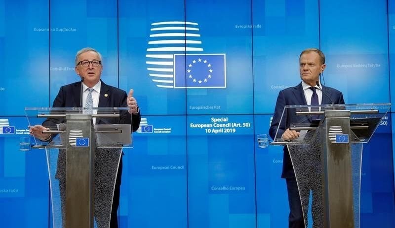 El presidente del Consejo de la Unión Europea, Donald Tusk (d), y el presidente de la Comisión Europea, Jean-Claude Juncke