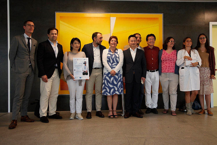 El gerente de la EOXI, Julio García Comesaña, en el centro, acompañado por los representantes chinos.
