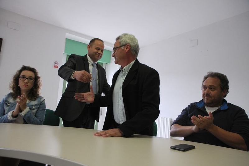 Xabier Oviedo -de pie, a la derecha- saluda a Rubén Quintas -a la izquierda-, alcalde en funciones de Maceda, durante la toma de posesión como regidor del segundo en junio de 2015.