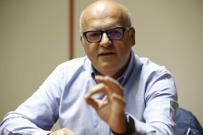 El presidente de la Diputación de Ourense, Manuel Baltar, gesticula durante la entrevista, realizada el viernes (XESÚS FARIÑAS).
