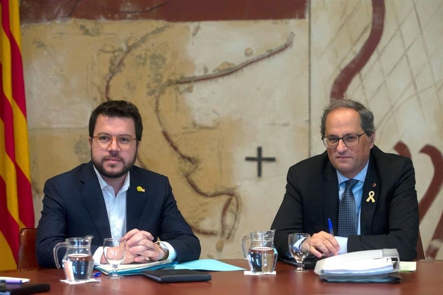 El presidente de la Generalitat, Quim Torra (d), junto al vicepresidente del Govern y conseller de Economía, Pere Aragonès (i).