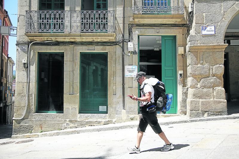 Un peregrino pasea delante del albergue de la ciudad