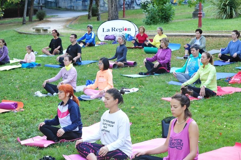 Un momento de la clase de yoga en el parque Miño de la ciudad (JOSÉ PAZ).