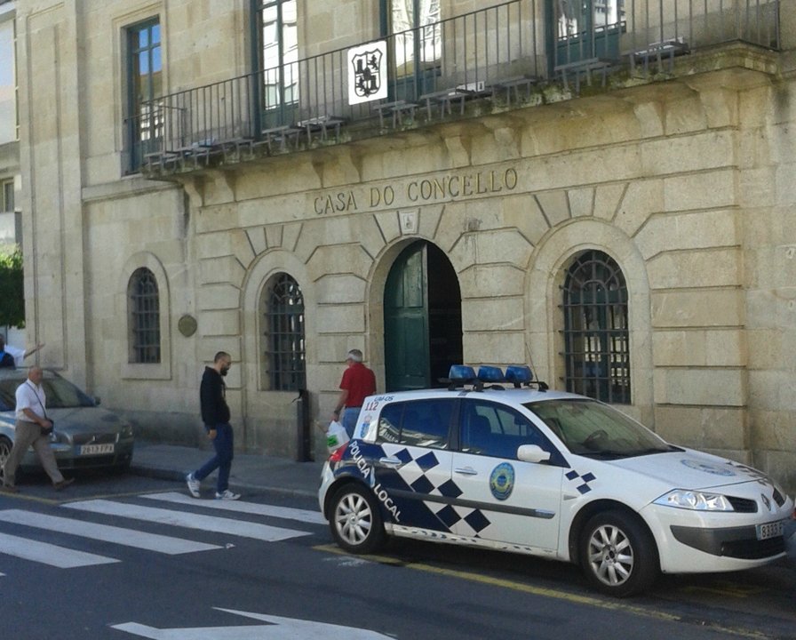 Un coche patrulla delante de las dependencias policiales.