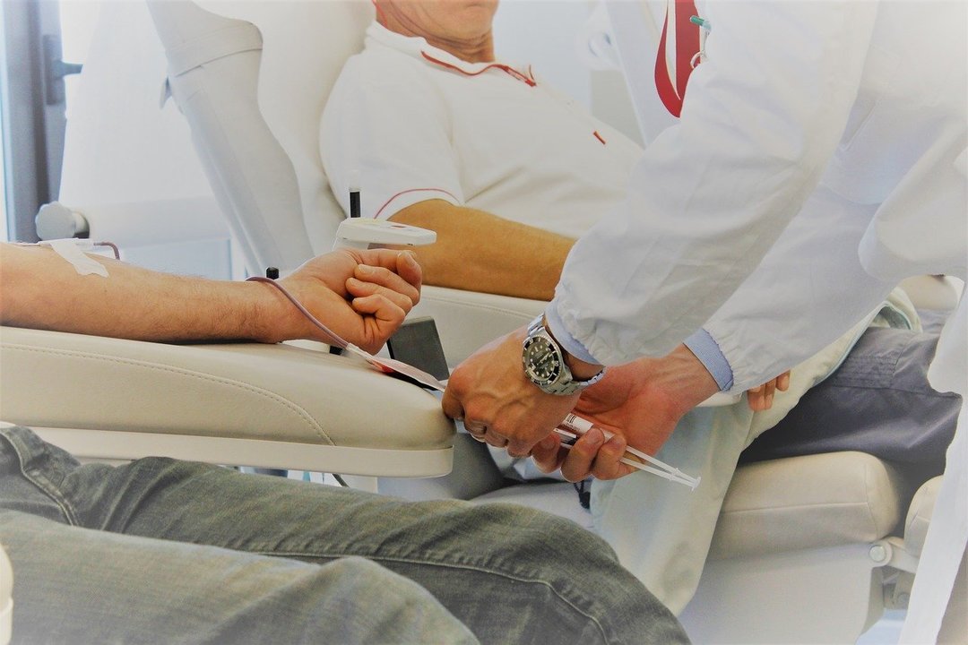 Varias personas donan sangre.