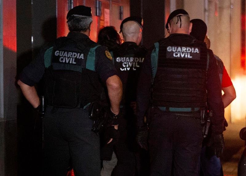 La Guardia Civil detiene esta tarde a un individuo (2i) durante la operación policial contra activistas independentistas vinculados a los Comités de Defensa de la República (CDR). (Foto: EFE)