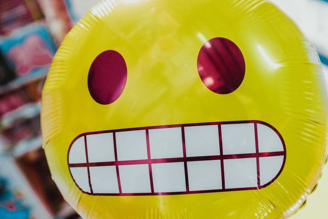 Un globo en forma de emoji. (Foto: Unsplash)
