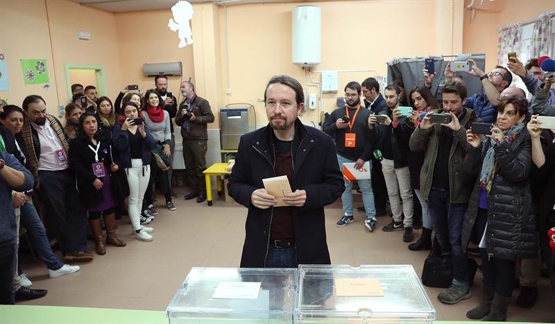 Pablo Iglesias en el momento de votar.