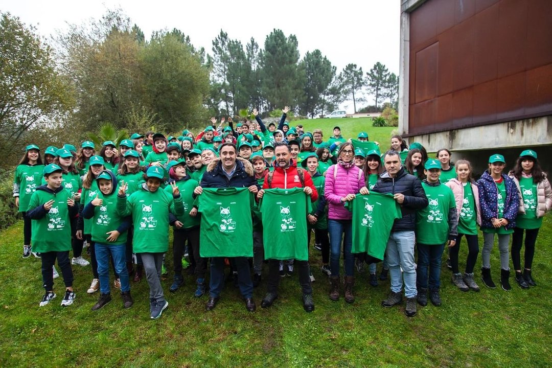 Los estudiantes posaron con sus camisetas de #OurenseSostible, acompañados por Jorge Pumar, concejal de Medio Ambiente.