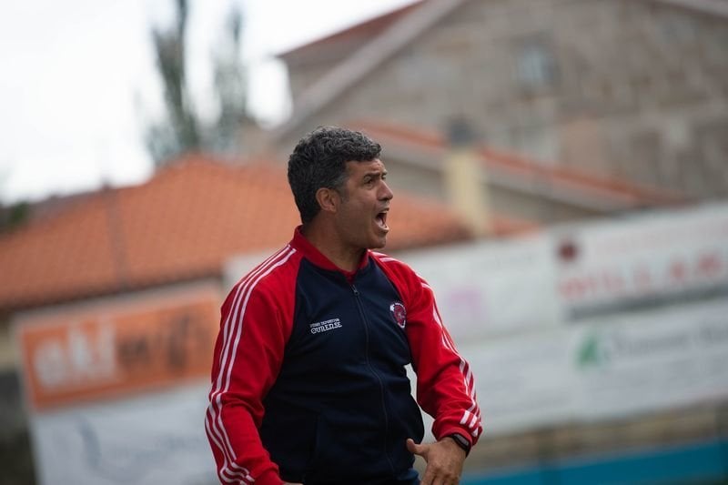 Ramón Dacosta, dirigiendo a un equipo infantil de la Unión Deportiva Ourense (ÓSCAR PINAL).