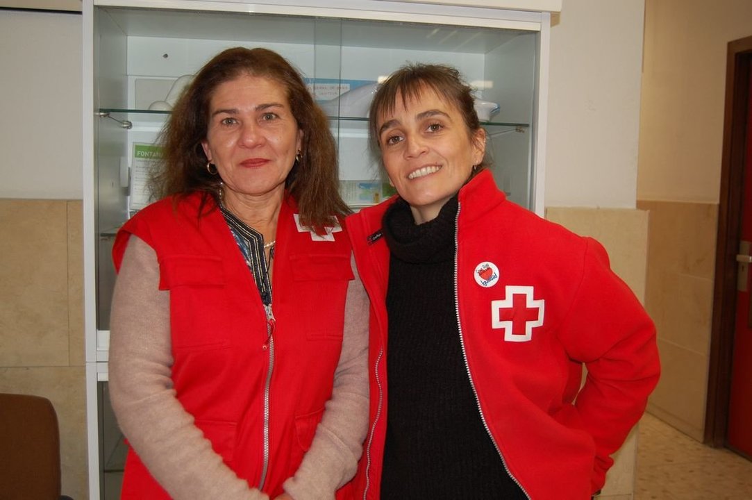 Adelaida Batista, voluntaria, y Natalia Fernández, directora de Voluntariado de Cruz Roja.