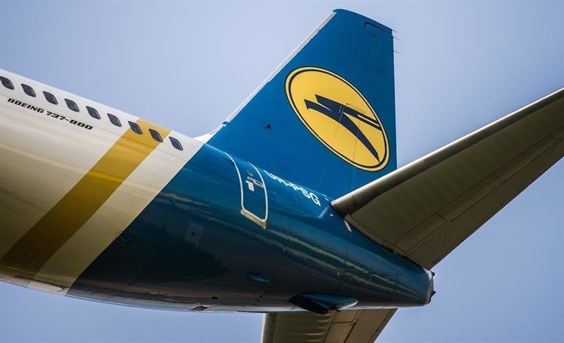 Logo de Ukraine International Airlines, en la cola de un avión. (Foto: EFE)