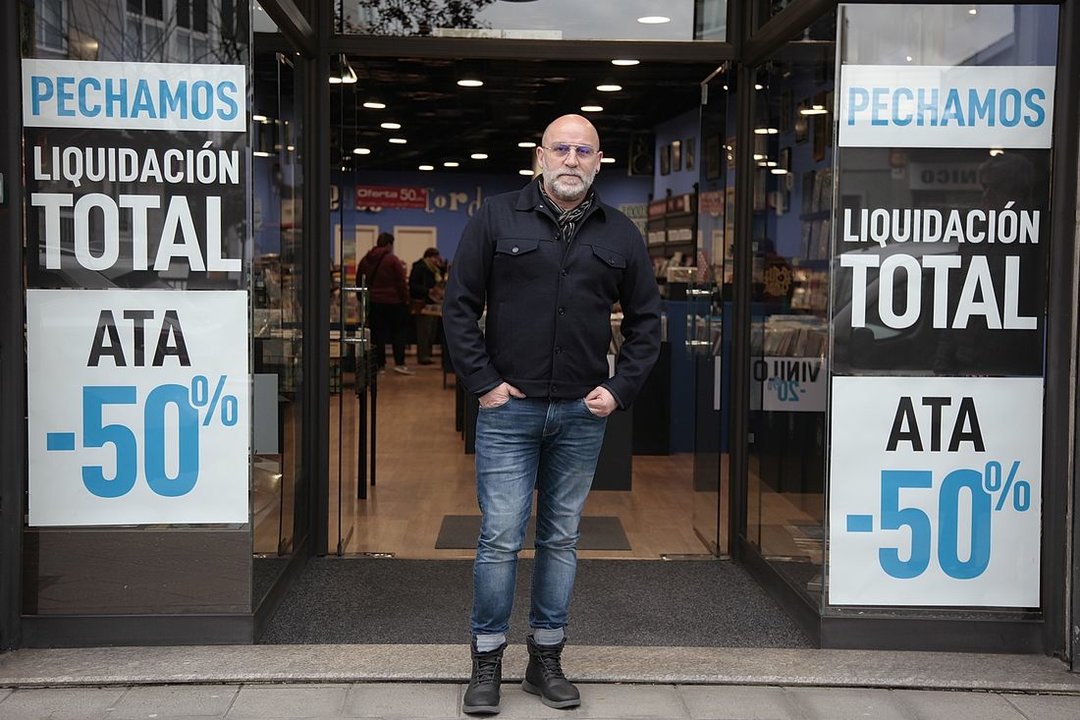 Carlos Álvarez, gerente de Peggy Records, posa en la puerta de la tienda. (Foto: Miguel Ángel)