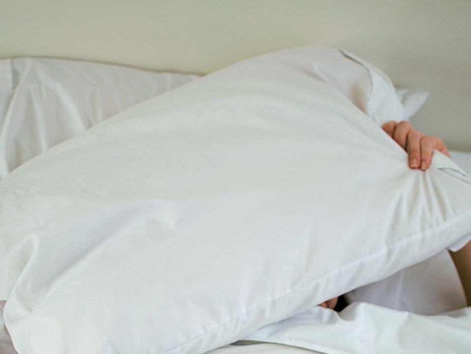 Una mujer se cubre con una almohada, en una imagen de recurso. (Foto: Unsplash)