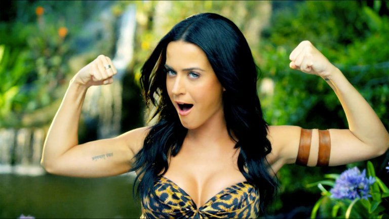 La cantante Kary Perry en el videoclip de Roar
