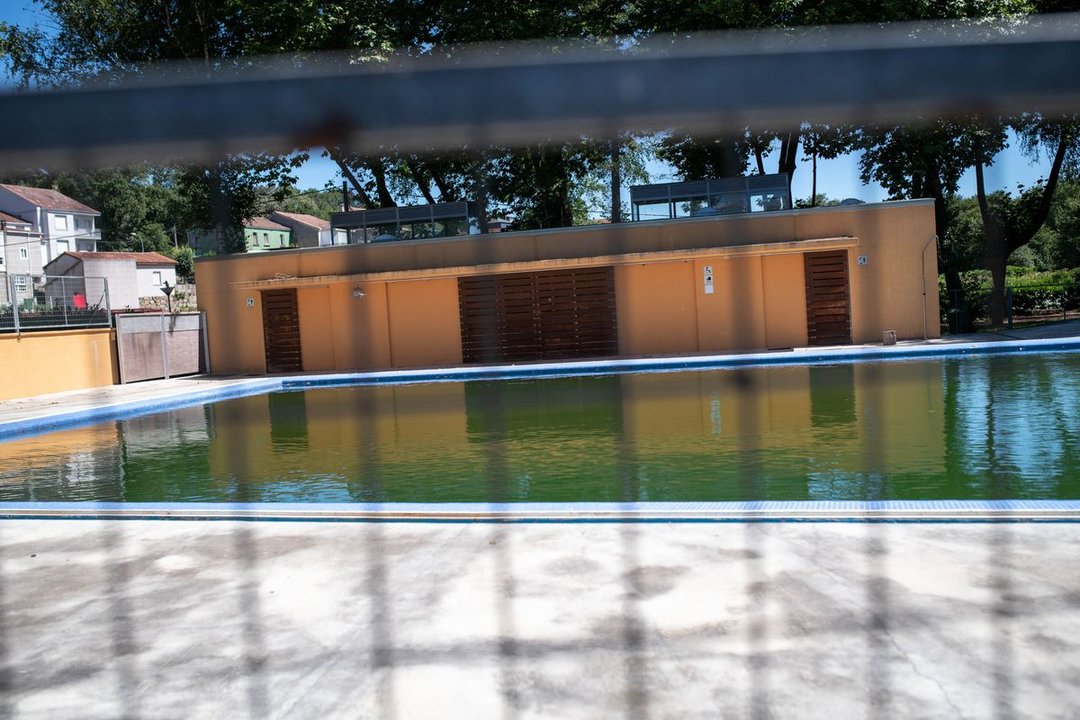 BAÑOS DE MOLGAS (BAÑOS DE MOLGAS). 15/07/2020. OURENSE. Varias personas han mostrado su malestar por el cierre de la piscina municipal decretado por el concello de Baños de Molgas. FOTO: ÓSCAR PINAL
