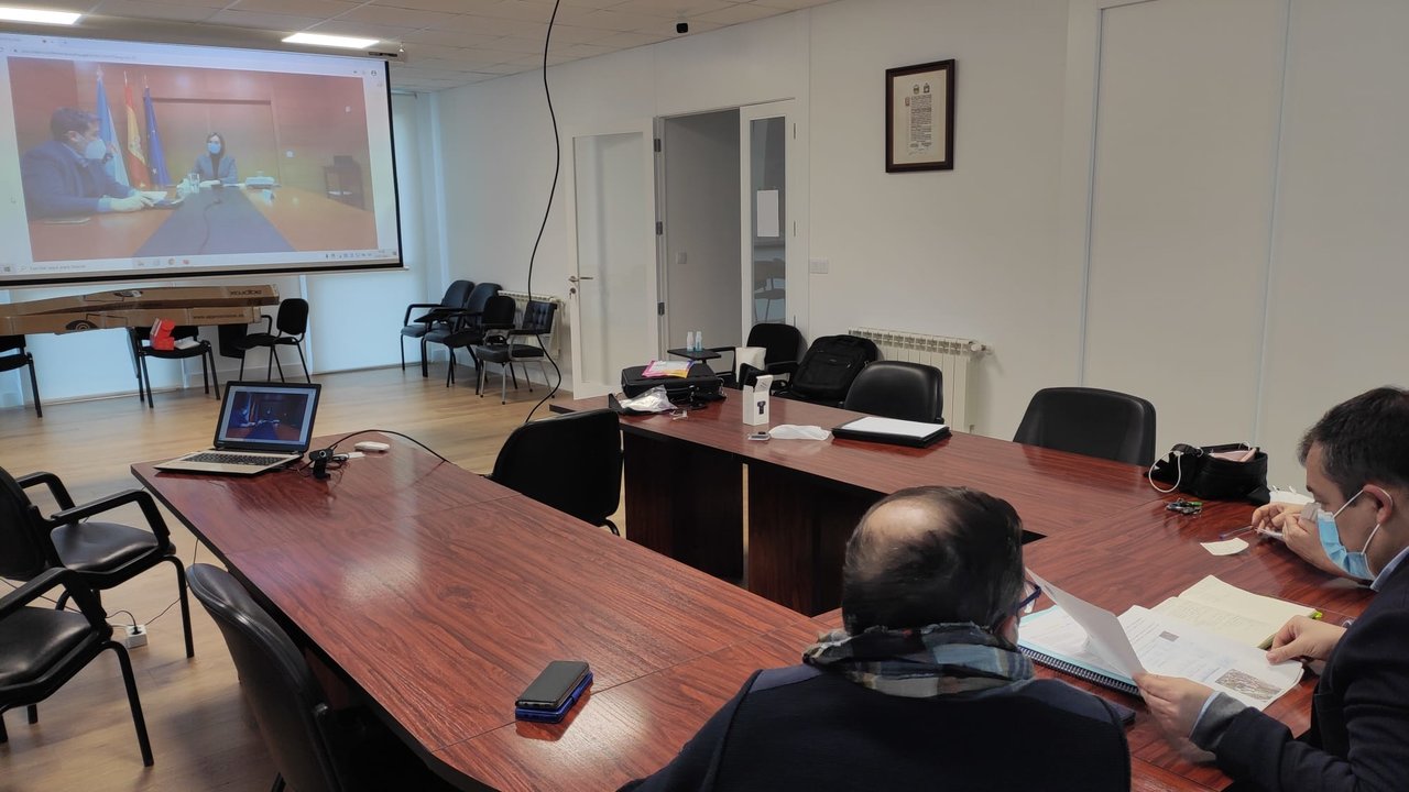 Monterrei y Política Social en una videoconferencia sobre el centro de atención al mayor (foto: concello de Monterrei)