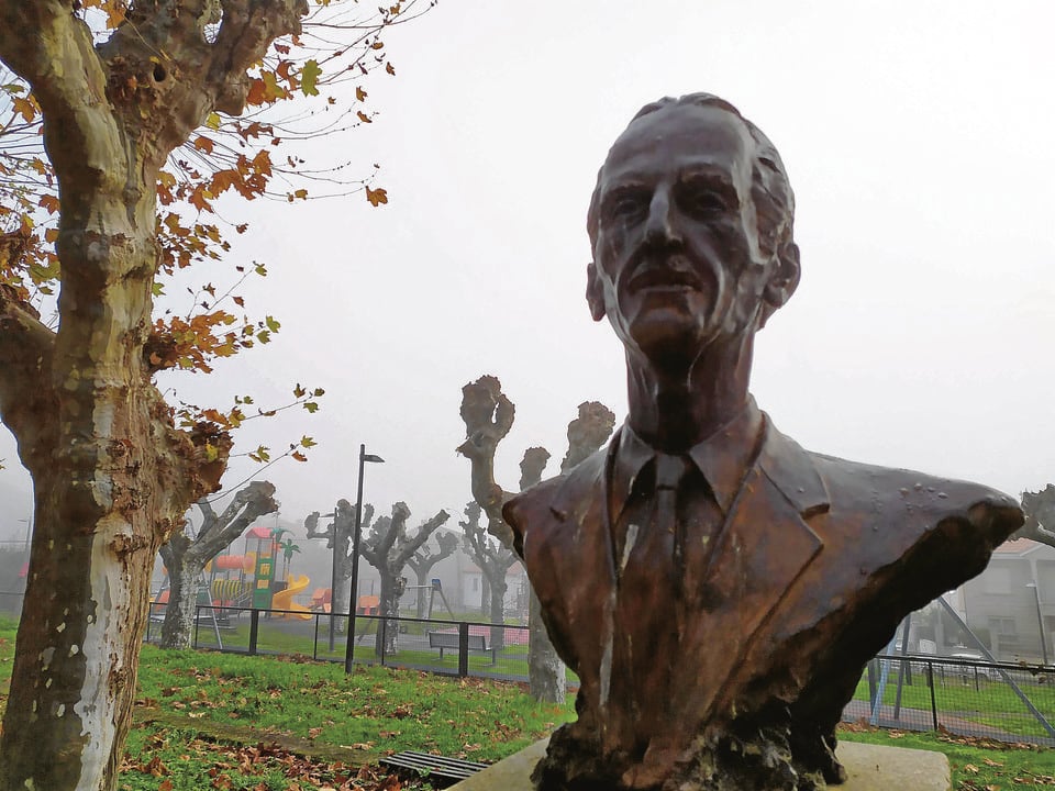 El busto de Pepe Velo preside el paseo central del parque de As Triguerizas, en Celanova.