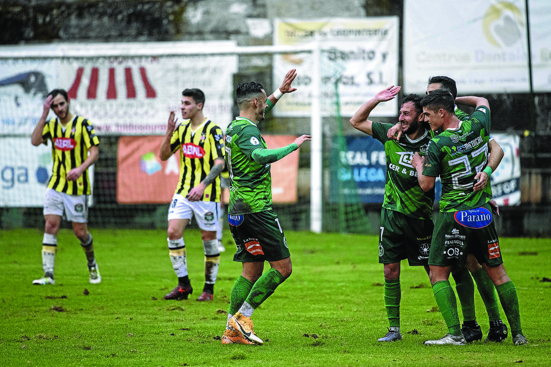 Los jugadores del Arenteiro celebran un gol en Espiñedo.
ÓSCAR PINAL