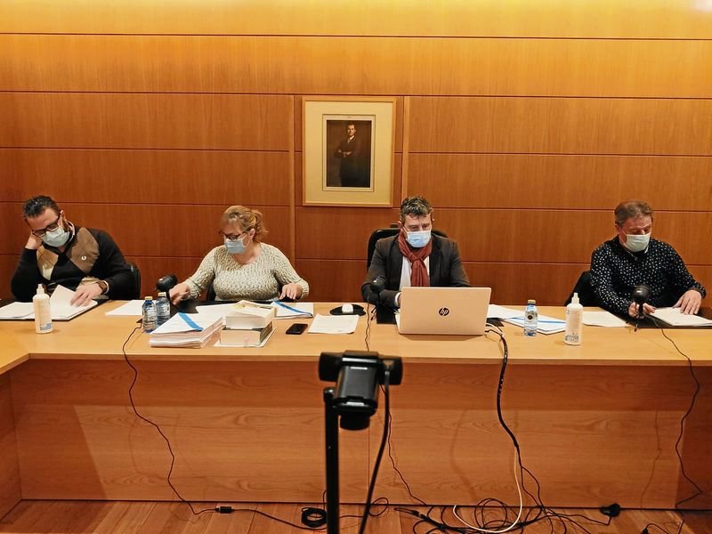 El alcalde Antonio Puga dirigió, desde el salón de plenos, la sesión telemática celebrada ayer en Celanova.