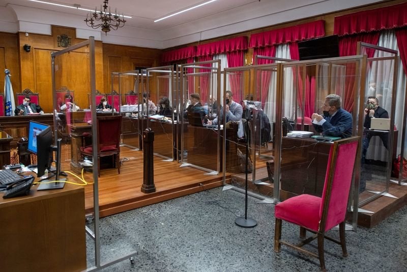 Mamparas protectoras instaladas en el juicio de la Zamburiña para los abogados.