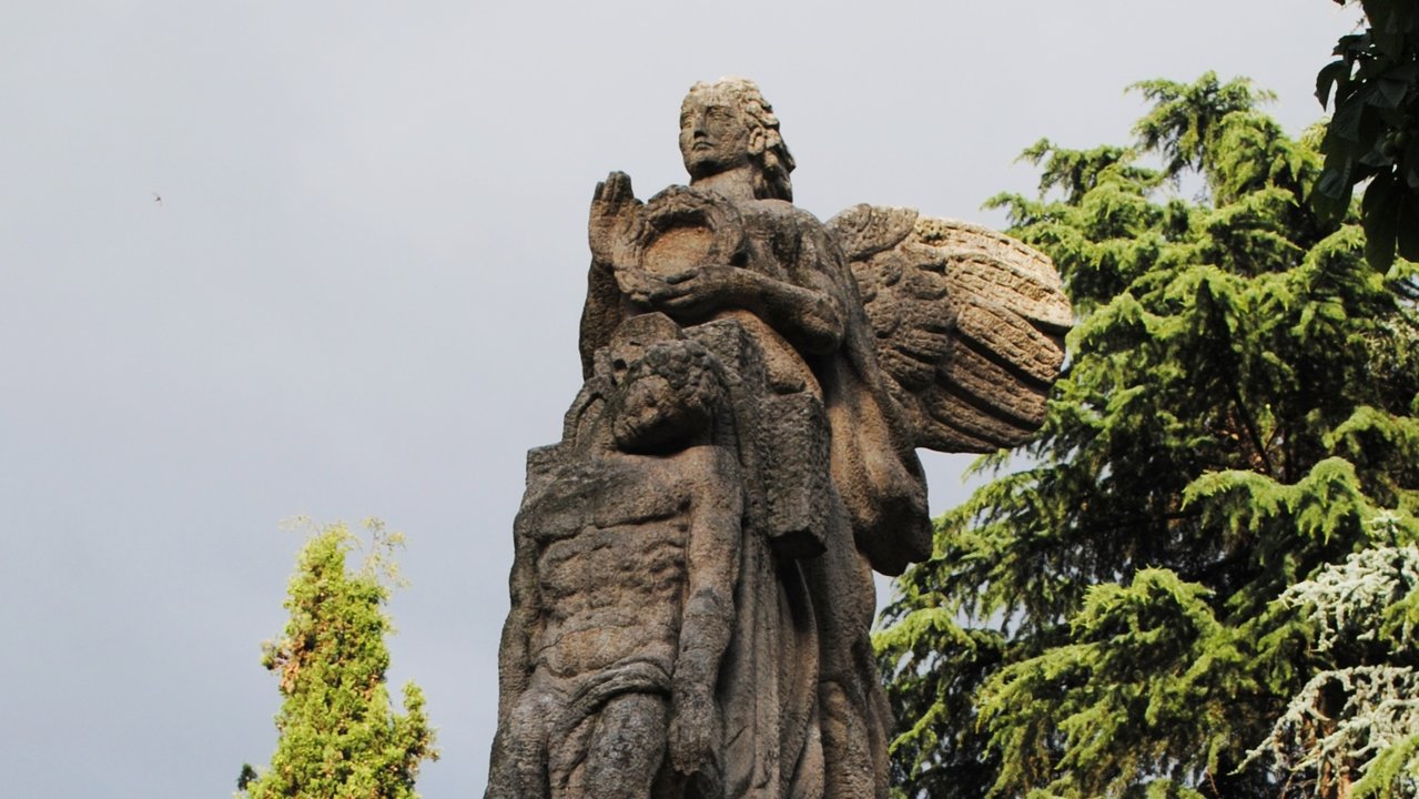 La estatua de Francisco Asorey en el Parque de San Lázaro. (Foto: Wikimedia)