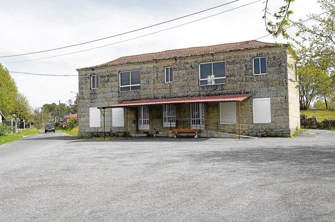Edificio del centro social de la localidad de Anllo, en San Amaro.//  Martiño Pinal