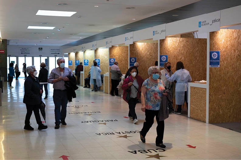 Pacientes citados caminan en el pasillo central de Expourense.