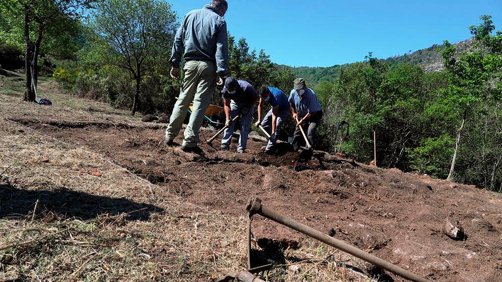 Los operarios en plena excavación de la “mutatio” de As Mouruás, en Río Caldo (Lobios). (FOTO: JOSÉ PAZ)