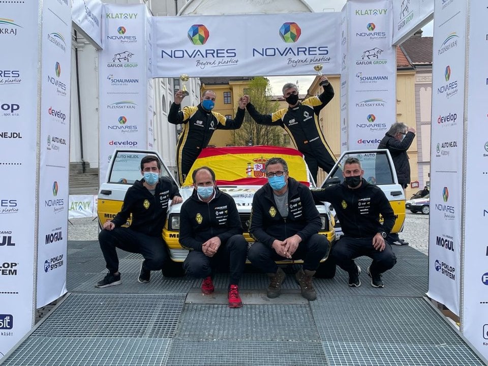 Sampayo y Cid con su equipo en el podio del Vltava Historic Rally