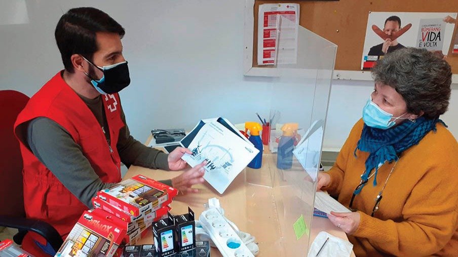 Cruz Roja entrega kits de eficiencia energética a usuarios del área de Medio Ambiente.