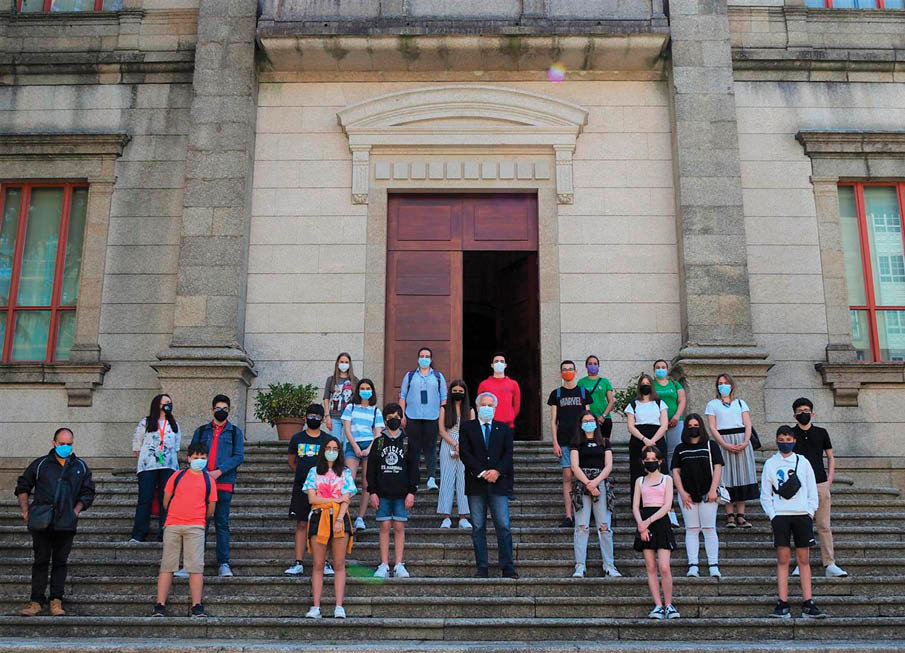 Santalices recibió a los 17 alumnos ourensanos en el exterior del Pazo do Hórreo.
