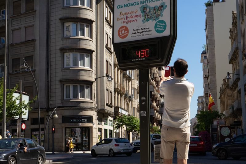 Un termómetro marca 43 grados en la ciudad de Ourense (Foto: Miguel García)