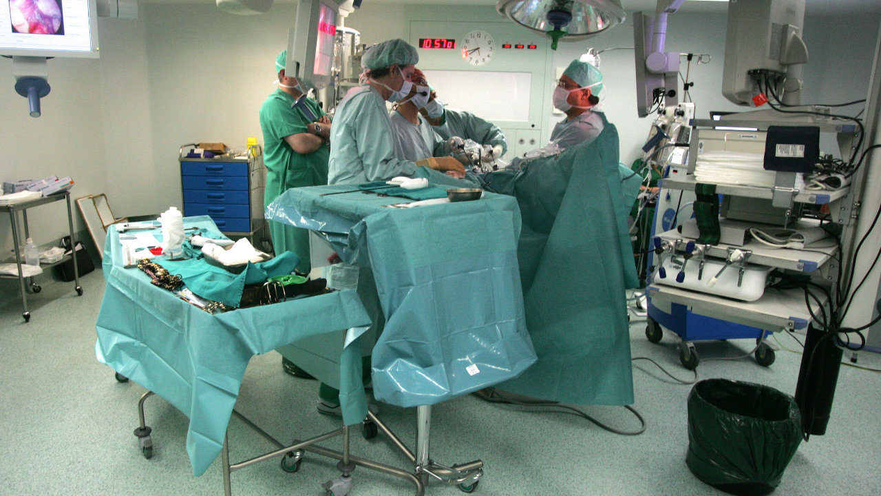 Intervención quirúrgica en los quirófanos del CHUO en Ourense