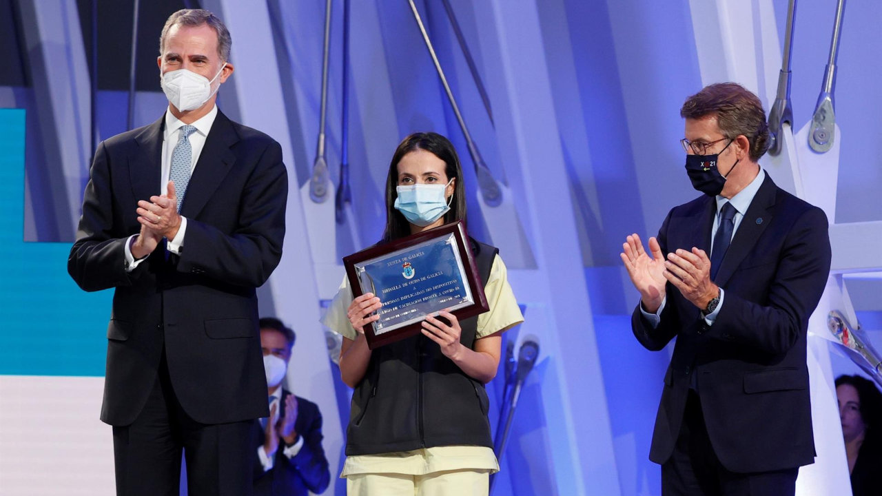 La enfermera Yolanda Moares tras recibir el premio en representación de su colectivo, en presencia del rey Felipe VI y Alberto Núñez Feijóo. EFE/Ballesteros