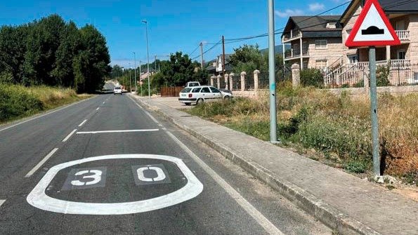 Trabajos de actualización de las señales viarias en Vilamartín.