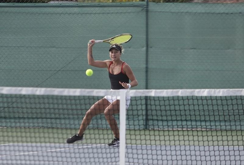 Nina Ugrelidze, tenista estadounidense, devuelve una pelota durante la jornada de fase previa que tuvo lugar los dos primeros días de torneo (MIGUEL ÁNGEL).