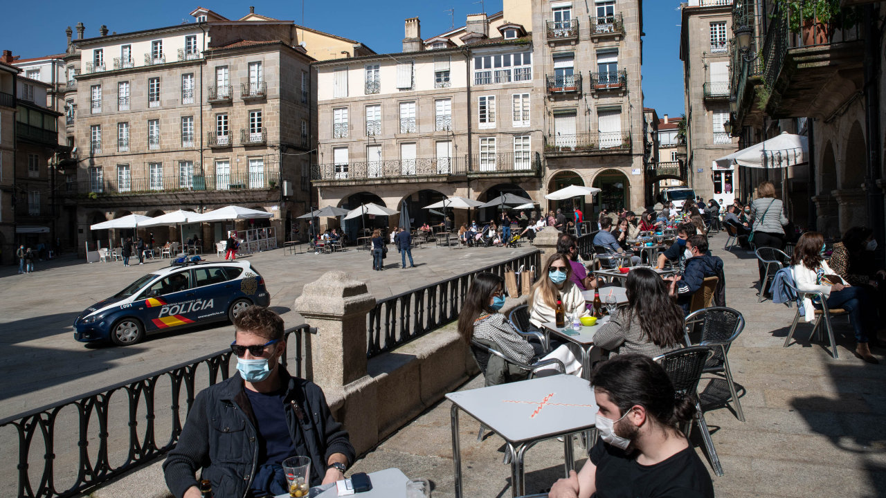 OURENSE (PRAZA MAIOR). Ambiente de terrazas en la zona de vinos de  Ourense. ÓSCAR PINAL