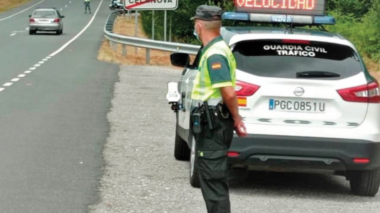 Control de velocidad de la Guardia Civil de Tráfico a la salida de Celanova.
