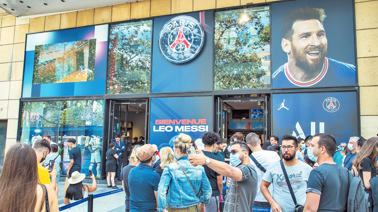 Avalancha de aficionados para comprar la camiseta de Messi con el Paris Saint Germain. CHRISTOPHE PETIT TESSON