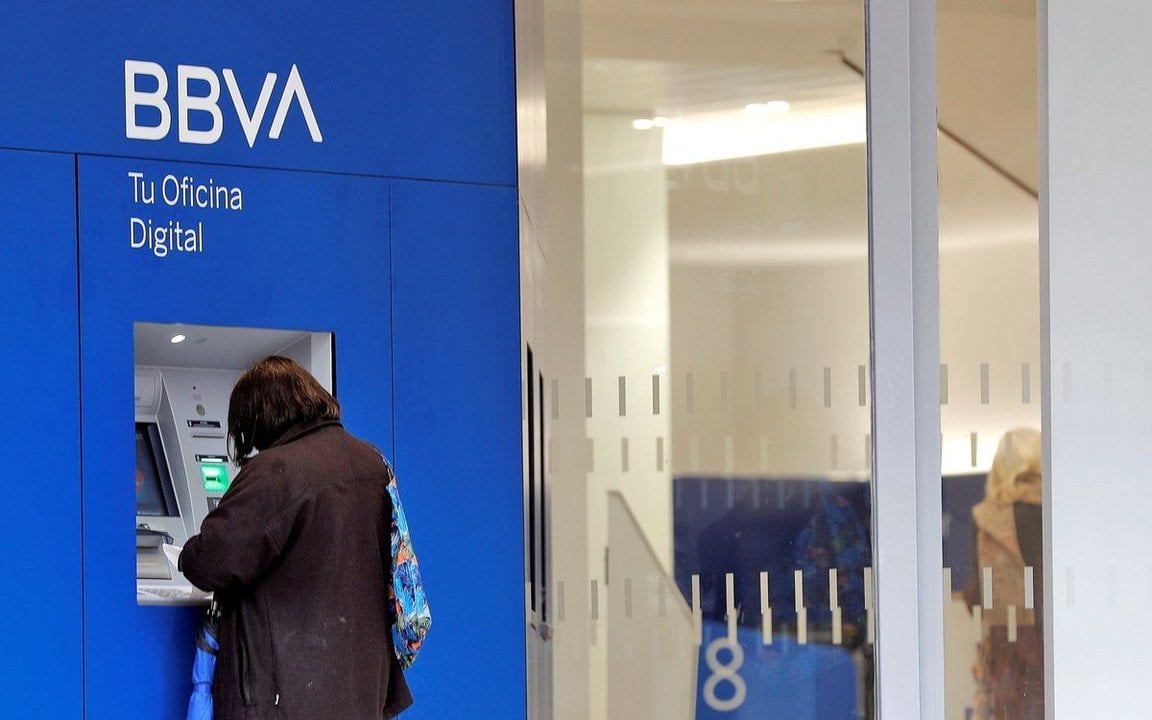  Una persona utiliza el cajero automático en una sucursal del banco BBVA. 