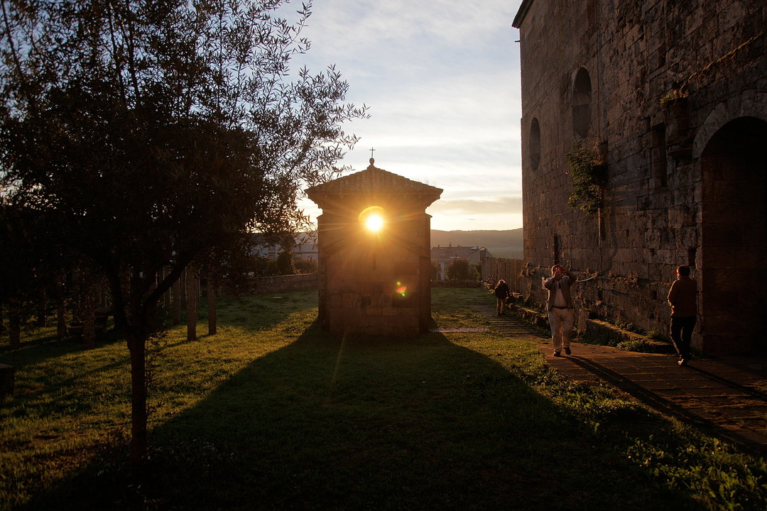 El equinoccio de otoño, a través de las ventanas de la capilla de San Miguel de Celanova. MIGUEL ÁNGEL
