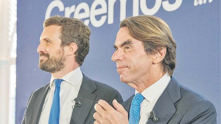 <p> Casado y el expresidente Aznar, en la convención. </p>