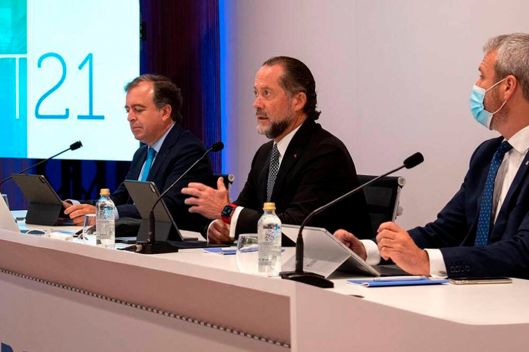 <p> Botas, consejero delegado, y Juan Carlos Escotet, presidente de Abanca. </p>