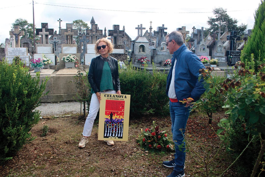 Gracia Gutiérrez Suárez y su marido en su visita al cementerio de Celanova.
