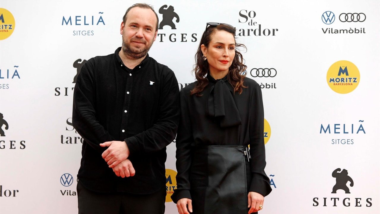 La actriz sueca Noomi Rapace posa junto al director Valdimar Johansson (i) durante la presentación de la película ""Lamb". EFE/ Susanna Sáez