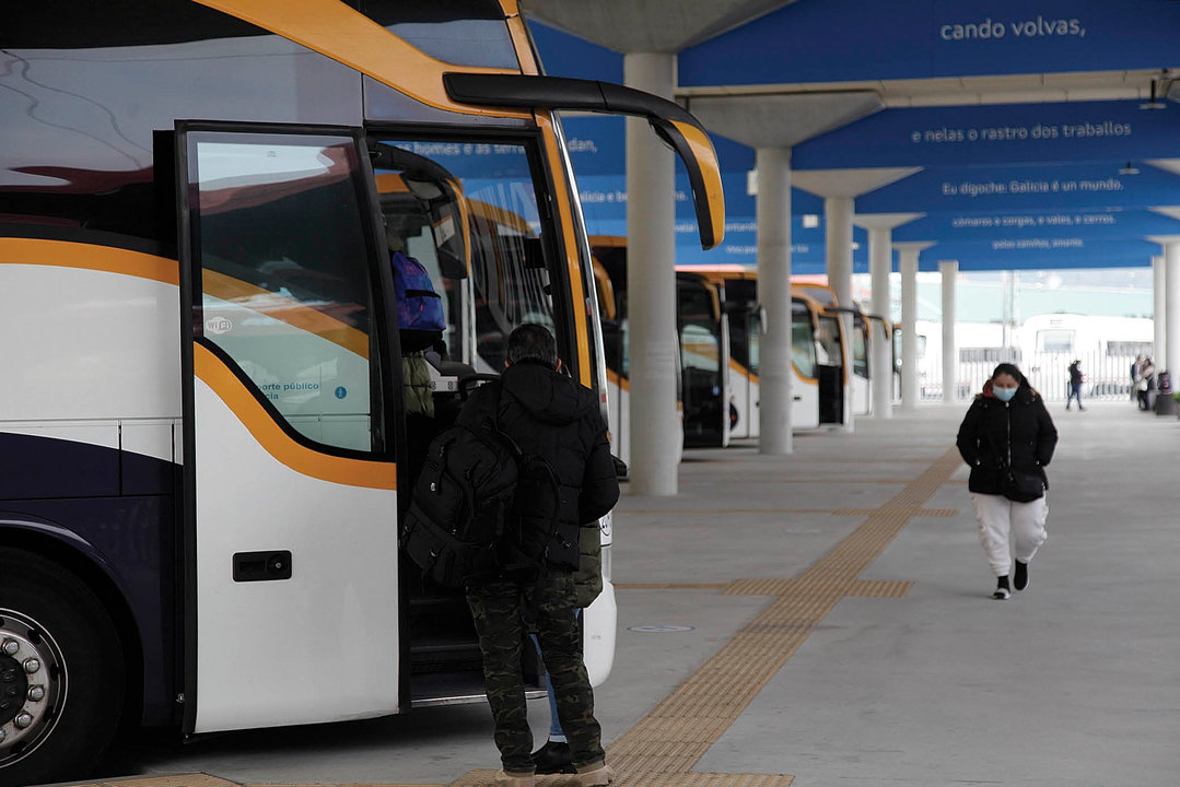 El autobús se convierte en la alternativa tras las cancelaciones de trenes (MIGUEL ÁNGEL).