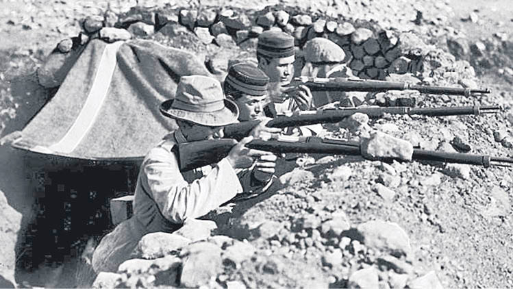 Soldados españoles en una posición durante la guerra de África.
