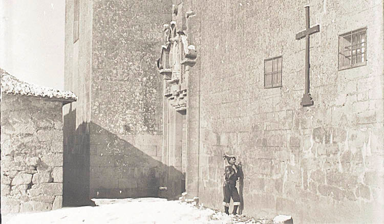 O mozo agarda á súa amada, recluida na clausura do convento de Allariz.