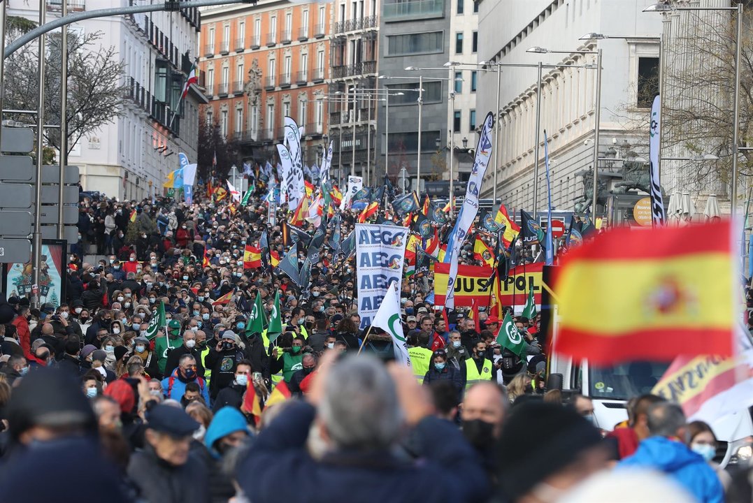 Agentes de todos los cuerpos policiales salen este sábado a la calle en Madrid para protestar contra la reforma que plantea el Gobierno de la actual Ley de Seguridad Ciudadana, la llamada ley mordaza, en una manifestación a la que se han sumado PP, Vox y Ciudadanos. EFE/J.J.